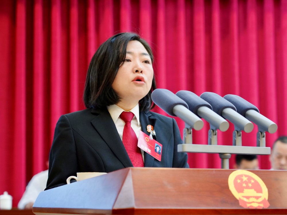 縣人民法院院長李敏向大會報告工作.jpg