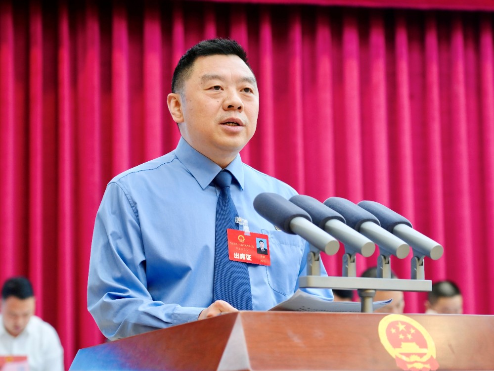 縣人民檢察院檢察長黃波向大會報告工作.jpg